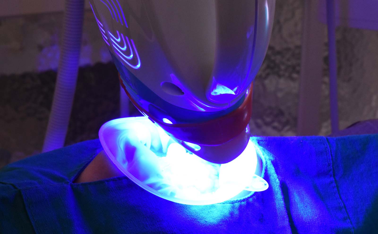 뷰티스 라이트로 블루 LED를 비춤